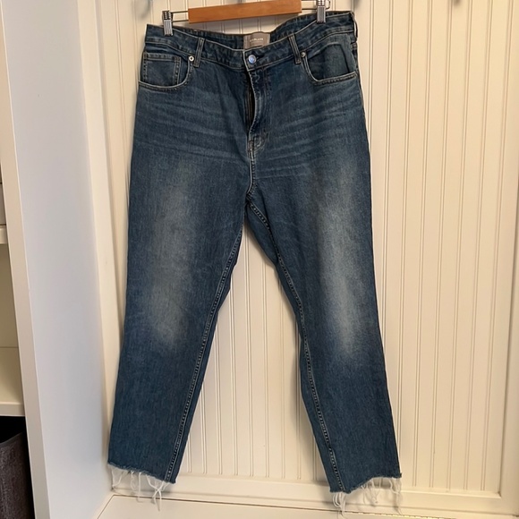 Everlane The Curvy Cheeky Straight Leg Jean with Distressed Hem - Picture 6 of 9